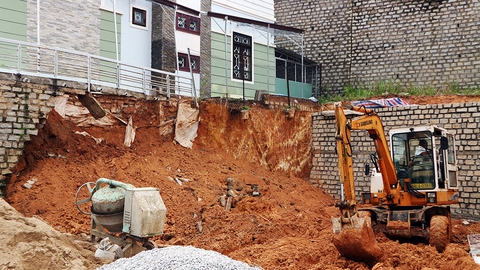 Sập taluy nhà, một công nhân bị đất vùi tử vong - Ảnh 1. Sập taluy nhà, một công nhân bị đất vùi tử vong - Ảnh 1.