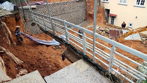 Sập taluy nhà, một công nhân bị đất vùi tử vong - Ảnh 2. Sập taluy nhà, một công nhân bị đất vùi tử vong - Ảnh 2.
