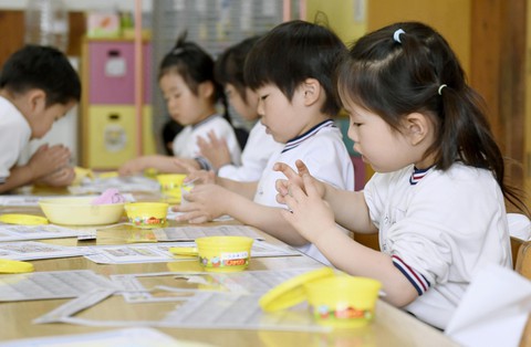 Trẻ mầm non Nhật đi học khác trẻ Việt ra sao? - Ảnh 1. Trẻ mầm non Nhật đi học khác trẻ Việt ra sao? - Ảnh 1.