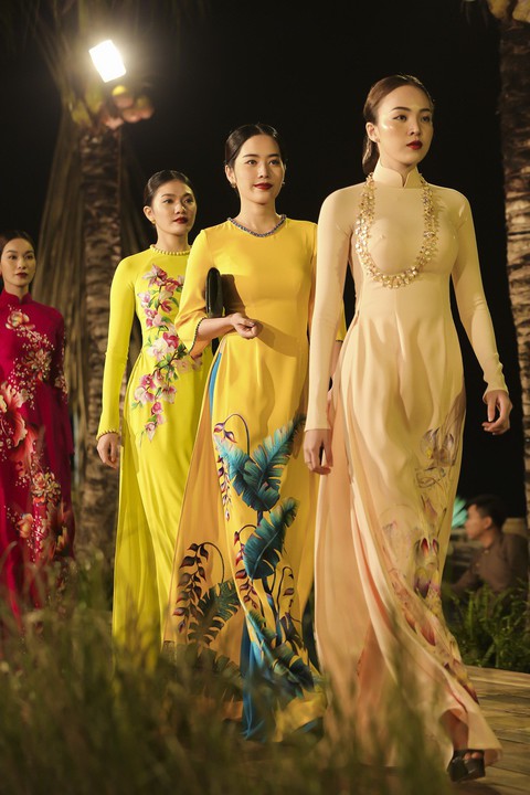 Trương Thị May làm bà lái đò trên sàn diễn thời trang Hội An - Ảnh 8. Trương Thị May làm bà lái đò trên sàn diễn thời trang Hội An - Ảnh 8.