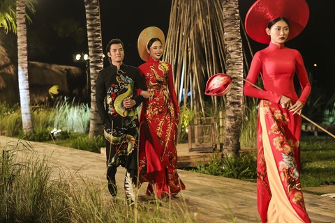 Trương Thị May làm bà lái đò trên sàn diễn thời trang Hội An - Ảnh 4. Trương Thị May làm bà lái đò trên sàn diễn thời trang Hội An - Ảnh 4.