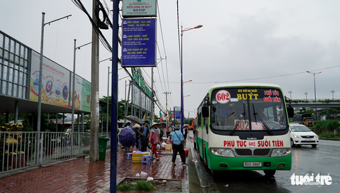 Đội nắng đội mưa chờ xe buýt - Ảnh 3. Đội nắng đội mưa chờ xe buýt - Ảnh 3.
