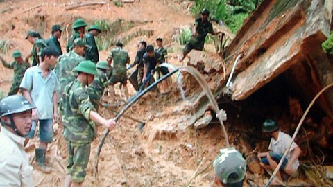 Tìm thấy thi thể 3 công nhân vụ sạt lở thủy điện ở Trà My - Ảnh 2. Tìm thấy thi thể 3 công nhân vụ sạt lở thủy điện ở Trà My - Ảnh 2.