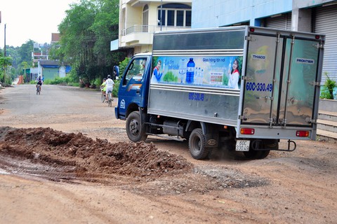 Dân tấn đá ngăn xe né trạm thu phí cán hư lề đường - Ảnh 4. Dân tấn đá ngăn xe né trạm thu phí cán hư lề đường - Ảnh 4.