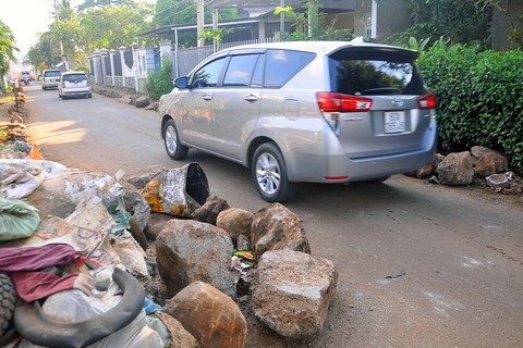 Dân tấn đá ngăn xe né trạm thu phí cán hư lề đường - Ảnh 3. Dân tấn đá ngăn xe né trạm thu phí cán hư lề đường - Ảnh 3.