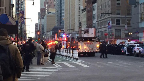 Nổ nghi khủng bố gần quảng trường Thời đại ở New York - Ảnh 5. Nổ nghi khủng bố gần quảng trường Thời đại ở New York - Ảnh 5.