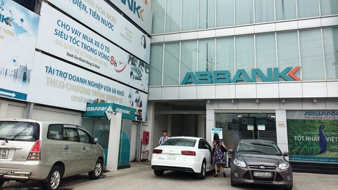 Nguyên giám đốc ngân hàng nhận 800 triệu lót tay’ bị bắt - Ảnh 1. Nguyên giám đốc ngân hàng nhận 800 triệu lót tay’ bị bắt - Ảnh 1.