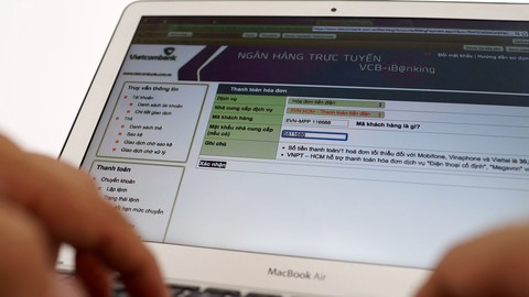 An toàn cho khách, ngân hàng siết giao dịch điện tử - Ảnh 1. An toàn cho khách, ngân hàng siết giao dịch điện tử - Ảnh 1.