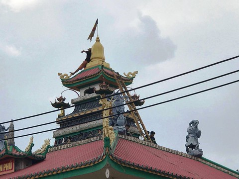 Thanh niên ‘quậy’ trên nóc chùa dương tính với ma túy - Ảnh 1. Thanh niên ‘quậy’ trên nóc chùa dương tính với ma túy - Ảnh 1.
