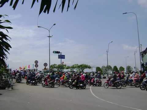 Bến xe, bến phà TP.HCM đông nghẹt khách ngày lễ - Ảnh 6. Bến xe, bến phà TP.HCM đông nghẹt khách ngày lễ - Ảnh 6.