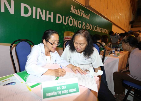 Quận 1 khám sức khỏe và tư vấn dinh dưỡng cho người cao tuổi - Ảnh 1. Quận 1 khám sức khỏe và tư vấn dinh dưỡng cho người cao tuổi - Ảnh 1.