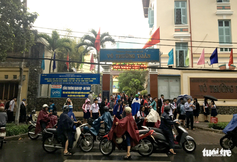 Nhiều trường ở Sài Gòn cho học sinh nghỉ sớm tránh bão Tembin - Ảnh 3. Nhiều trường ở Sài Gòn cho học sinh nghỉ sớm tránh bão Tembin - Ảnh 3.