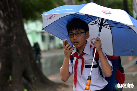 Nhiều trường ở Sài Gòn cho học sinh nghỉ sớm tránh bão Tembin - Ảnh 6. Nhiều trường ở Sài Gòn cho học sinh nghỉ sớm tránh bão Tembin - Ảnh 6.