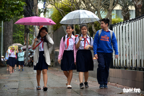 Nhiều trường ở Sài Gòn cho học sinh nghỉ sớm tránh bão Tembin - Ảnh 7. Nhiều trường ở Sài Gòn cho học sinh nghỉ sớm tránh bão Tembin - Ảnh 7.