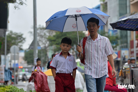 Nhiều trường ở Sài Gòn cho học sinh nghỉ sớm tránh bão Tembin - Ảnh 11. Nhiều trường ở Sài Gòn cho học sinh nghỉ sớm tránh bão Tembin - Ảnh 11.