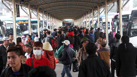 Hà Nội nườm nượp người dân ra bến xe về quê - Ảnh 7. Hà Nội nườm nượp người dân ra bến xe về quê - Ảnh 7.