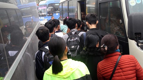 Hà Nội nườm nượp người dân ra bến xe về quê - Ảnh 9. Hà Nội nườm nượp người dân ra bến xe về quê - Ảnh 9.