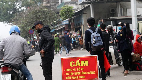 Hà Nội nườm nượp người dân ra bến xe về quê - Ảnh 10. Hà Nội nườm nượp người dân ra bến xe về quê - Ảnh 10.