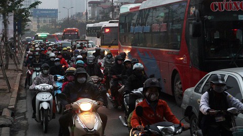 Hà Nội nườm nượp người dân ra bến xe về quê - Ảnh 11. Hà Nội nườm nượp người dân ra bến xe về quê - Ảnh 11.
