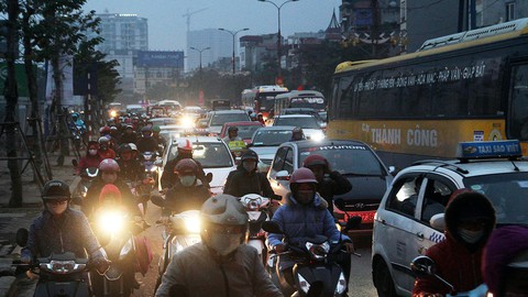Hà Nội nườm nượp người dân ra bến xe về quê - Ảnh 12. Hà Nội nườm nượp người dân ra bến xe về quê - Ảnh 12.