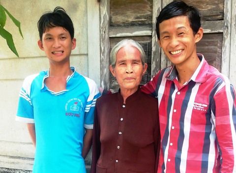 Chuyện bà ngoại người dưng và hai đứa cháu nuôi đại học - Ảnh 1. Chuyện bà ngoại người dưng và hai đứa cháu nuôi đại học - Ảnh 1.