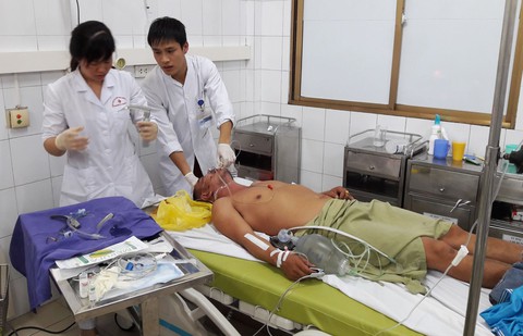 Bảy người ngộ độc nghi do rượu thuốc... bóp chân - Ảnh 1. Bảy người ngộ độc nghi do rượu thuốc... bóp chân - Ảnh 1.