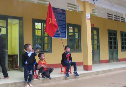 Học sinh vùng lũ khai giảng trong mưa - Ảnh 6. Học sinh vùng lũ khai giảng trong mưa - Ảnh 6.