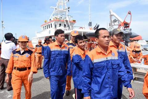 Cứu 12 ngư dân gặp nạn trên biển - Ảnh 2. Cứu 12 ngư dân gặp nạn trên biển - Ảnh 2.