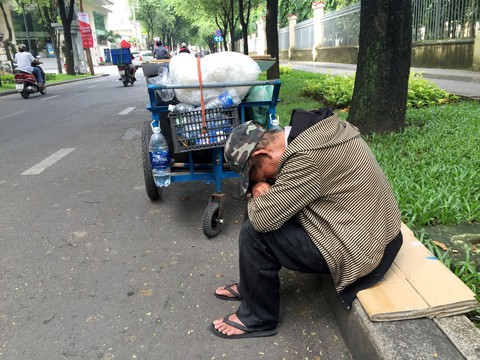 Người ngủ ngồi giữa trung tâm thành phố - Ảnh 1. Người ngủ ngồi giữa trung tâm thành phố - Ảnh 1.