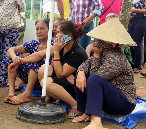 Chưa tìm thấy 3 công nhân mất tích vụ sập cầu đang xây - Ảnh 3. Chưa tìm thấy 3 công nhân mất tích vụ sập cầu đang xây - Ảnh 3.