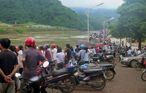 Chưa tìm thấy 3 công nhân mất tích vụ sập cầu đang xây - Ảnh 4. Chưa tìm thấy 3 công nhân mất tích vụ sập cầu đang xây - Ảnh 4.