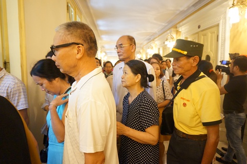 Mở cửa tham quan Nhà hát Lớn, dân bức xúc vì vé đắt - Ảnh 4. Mở cửa tham quan Nhà hát Lớn, dân bức xúc vì vé đắt - Ảnh 4.