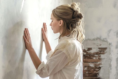 Mother! và ẩn dụ Thiên Chúa muốn xây lại địa đàng từ đổ nát - Ảnh 4. Mother! và ẩn dụ Thiên Chúa muốn xây lại địa đàng từ đổ nát - Ảnh 4.