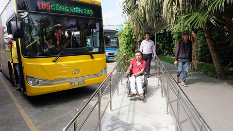 Người khuyết tật được mời trải nghiệm, góp ý cho xe buýt TP.HCM - Ảnh 1. Người khuyết tật được mời trải nghiệm, góp ý cho xe buýt TP.HCM - Ảnh 1.