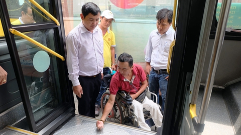 Người khuyết tật được mời trải nghiệm, góp ý cho xe buýt TP.HCM - Ảnh 2. Người khuyết tật được mời trải nghiệm, góp ý cho xe buýt TP.HCM - Ảnh 2.