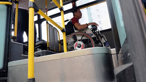 Người khuyết tật được mời trải nghiệm, góp ý cho xe buýt TP.HCM - Ảnh 3. Người khuyết tật được mời trải nghiệm, góp ý cho xe buýt TP.HCM - Ảnh 3.