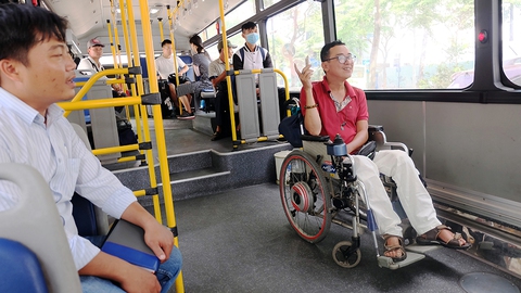 Người khuyết tật được mời trải nghiệm, góp ý cho xe buýt TP.HCM - Ảnh 4. Người khuyết tật được mời trải nghiệm, góp ý cho xe buýt TP.HCM - Ảnh 4.