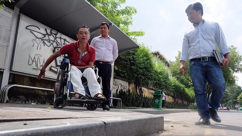 Người khuyết tật được mời trải nghiệm, góp ý cho xe buýt TP.HCM - Ảnh 5. Người khuyết tật được mời trải nghiệm, góp ý cho xe buýt TP.HCM - Ảnh 5.