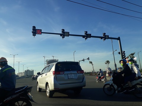 Mong mỏi đèn giao thông hoạt động sớm hơn - Ảnh 4. Mong mỏi đèn giao thông hoạt động sớm hơn - Ảnh 4.