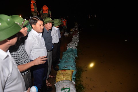 Chủ tịch Hà Nội đi kiểm tra phòng lũ trong đêm - Ảnh 1. Chủ tịch Hà Nội đi kiểm tra phòng lũ trong đêm - Ảnh 1.