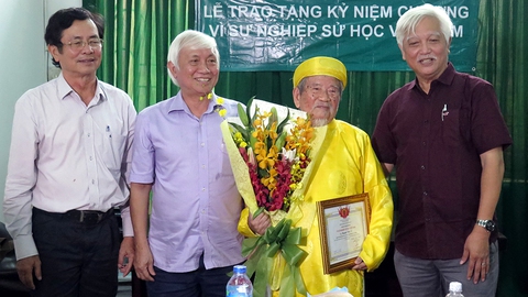 Hội Sử học Việt Nam vinh danh nhà nghiên cứu Nguyễn Đình Tư - Ảnh 1. Hội Sử học Việt Nam vinh danh nhà nghiên cứu Nguyễn Đình Tư - Ảnh 1.