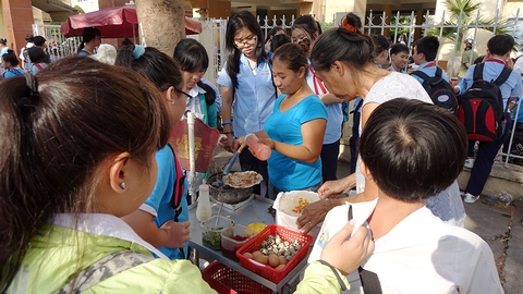 Căng-tin trường học: người lớn còn sợ, nỡ nào bắt trẻ con ăn? - Ảnh 1. Căng-tin trường học: người lớn còn sợ, nỡ nào bắt trẻ con ăn? - Ảnh 1.