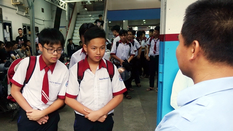 Học trò chào bác bảo vệ, sao chạm đến trái tim nhiều người? - Ảnh 1. Học trò chào bác bảo vệ, sao chạm đến trái tim nhiều người? - Ảnh 1.
