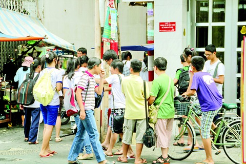 Trẻ phải học từ sớm tới khuya - Ảnh 4. Trẻ phải học từ sớm tới khuya - Ảnh 4.