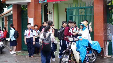 Nhiều trường ở Sài Gòn cho học sinh nghỉ sớm tránh bão Tembin - Ảnh 18. Nhiều trường ở Sài Gòn cho học sinh nghỉ sớm tránh bão Tembin - Ảnh 18.