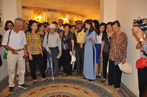 Mở cửa tham quan Nhà hát Lớn, dân bức xúc vì vé đắt - Ảnh 10. Mở cửa tham quan Nhà hát Lớn, dân bức xúc vì vé đắt - Ảnh 10.
