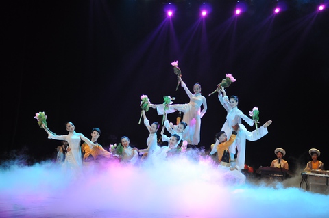 Mở cửa tham quan Nhà hát Lớn, dân bức xúc vì vé đắt - Ảnh 11. Mở cửa tham quan Nhà hát Lớn, dân bức xúc vì vé đắt - Ảnh 11.