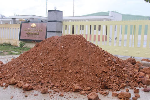 Đóng cửa báo chí dự họp bàn đối thoại xử lý nhà máy gây ô nhiễm - Ảnh 3. Đóng cửa báo chí dự họp bàn đối thoại xử lý nhà máy gây ô nhiễm - Ảnh 3.