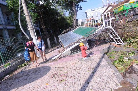 Nha Trang ngổn ngang sau bão mạnh - Ảnh 5. Nha Trang ngổn ngang sau bão mạnh - Ảnh 5.