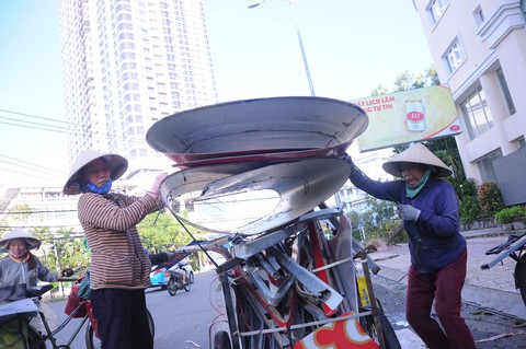 Nha Trang ngổn ngang sau bão mạnh - Ảnh 2. Nha Trang ngổn ngang sau bão mạnh - Ảnh 2.